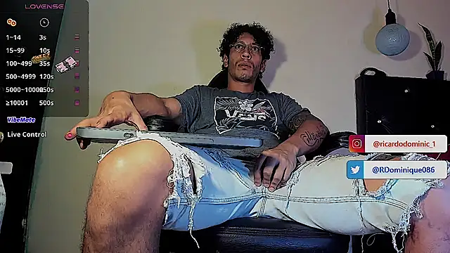 Snapshot of FuckHardlove chatting on 10/31/25, 02:41 FuckHardlove online show from 10/31/25, 02:41