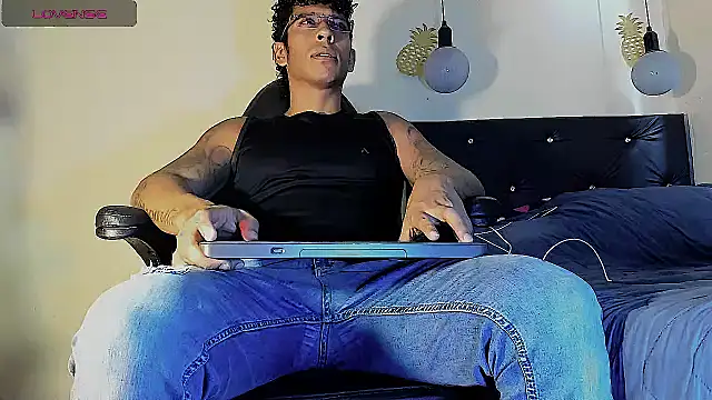 Snapshot of FuckHardlove chatting on 03/04/25, 04:52 FuckHardlove online show from 03/04/25, 04:52