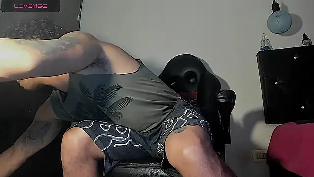 Snapshot of FuckHardlove chatting on 11/25/25, 02:01 FuckHardlove online show from 11/25/25, 02:01