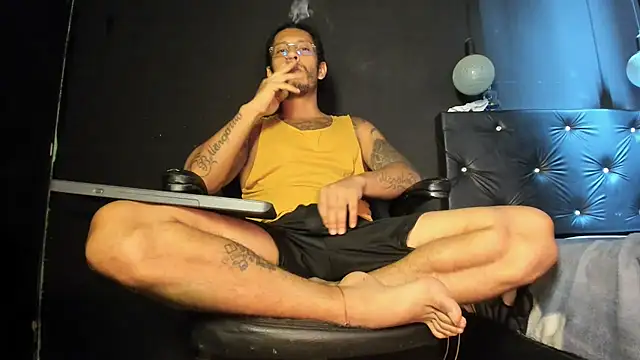 Snapshot of FuckHardlove chatting on 06/04/26, 04:00 FuckHardlove online show from 06/04/26, 04:00