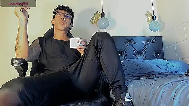 Snapshot of FuckHardlove chatting on 03/02/25, 06:24 FuckHardlove online show from 03/02/25, 06:24