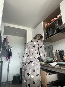 Snapshot of Ameellie chatting on 11/26/25, 03:23 Ameellie online show from 11/26/25, 03:23