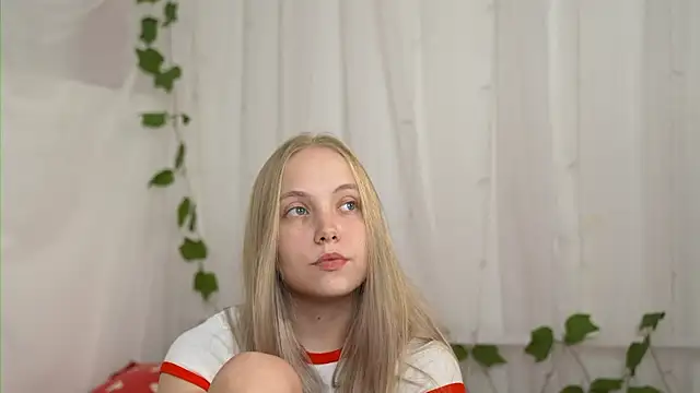 Snapshot of _Appr0ved_ chatting on 09/19/25, 03:38 Appr0ved online show from 09/19/25, 03:38