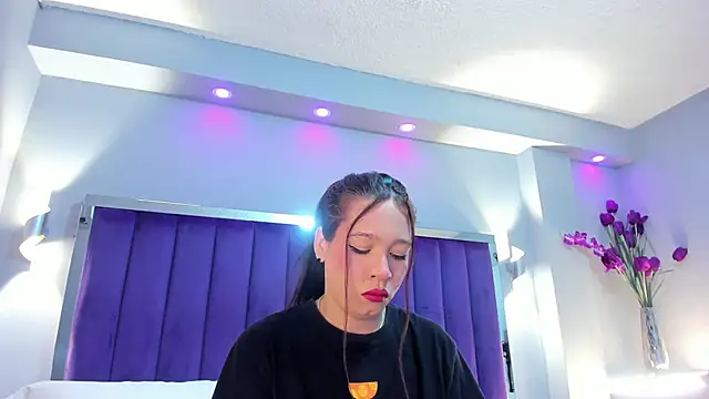 Snapshot of SaraRiley chatting on 10/27/25, 10:54 SaraRiley online show from 10/27/25, 10:54