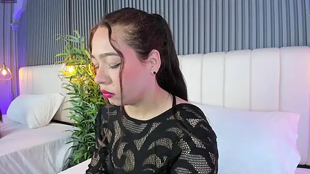 Snapshot of SaraRiley chatting on 12/17/25, 10:48 SaraRiley online show from 12/17/25, 10:48