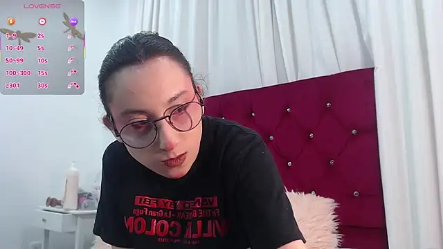 Snapshot of little__amy_ chatting on 10/18/25, 08:00 little amy online show from 10/18/25, 08:00