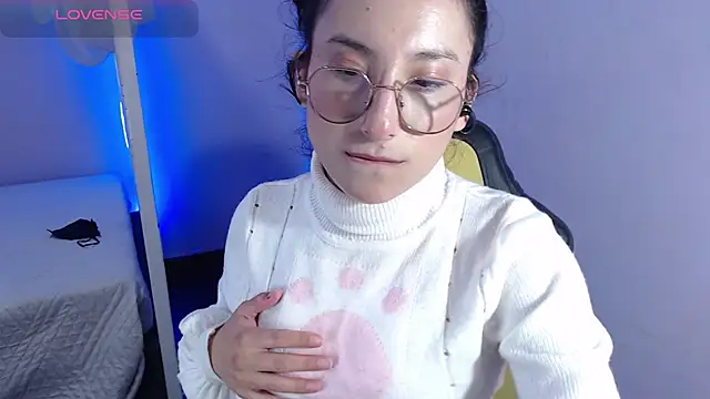 Snapshot of little__amy_ chatting on 03/21/25, 06:38 little amy online show from 03/21/25, 06:38