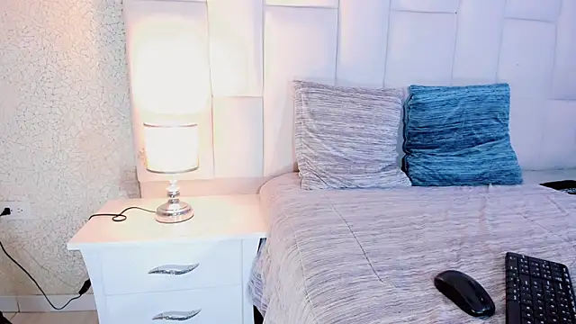 Snapshot of andrea_alvarz chatting on 12/16/25, 04:50 andrea alvarz online show from 12/16/25, 04:50