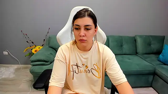 Snapshot of EveEvian chatting on 06/18/26, 02:11 EveEvian online show from 06/18/26, 02:11