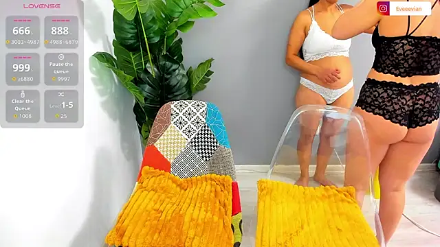 Snapshot of EveEvian chatting on 02/14/26, 12:49 EveEvian online show from 02/14/26, 12:49