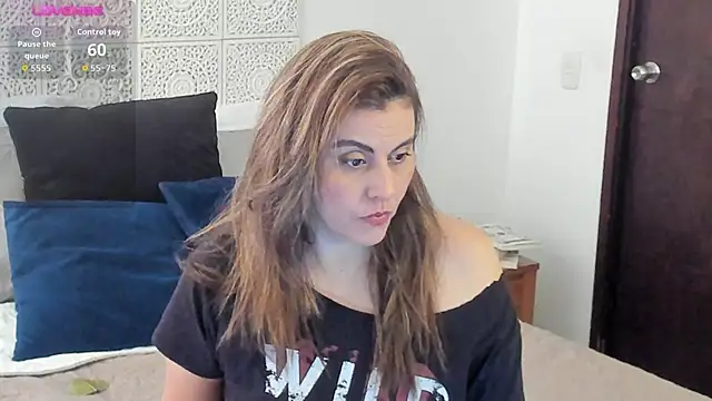 Snapshot of V_monse chatting on 12/17/25, 09:20 V monse online show from 12/17/25, 09:20