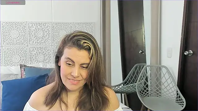 Snapshot of V_monse chatting on 02/15/25, 07:06 V monse online show from 02/15/25, 07:06