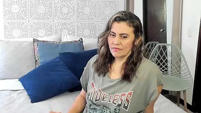 Snapshot of V_monse chatting on 02/21/25, 08:16 V monse online show from 02/21/25, 08:16