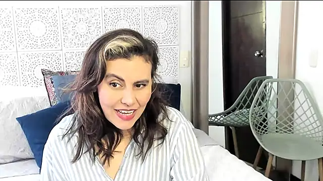 Snapshot of V_monse chatting on 02/09/25, 03:01 V monse online show from 02/09/25, 03:01