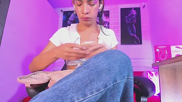 Alahia Rodriguez online show from 11/12/25, 05:50