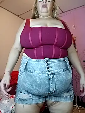 Snapshot of EllisW8 chatting on 12/21/25, 11:12 EllisW8 online show from 12/21/25, 11:12