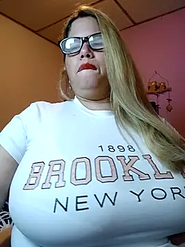 Snapshot of EllisW8 chatting on 02/17/26, 11:07 EllisW8 online show from 02/17/26, 11:07