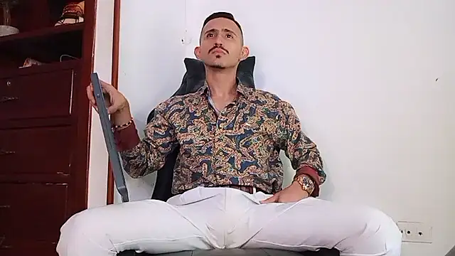 Snapshot of HomeAloneK chatting on 11/25/25, 07:36 HomeAloneK online show from 11/25/25, 07:36