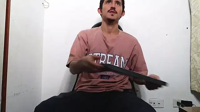 Snapshot of HomeAloneK chatting on 02/17/26, 07:22 HomeAloneK online show from 02/17/26, 07:22