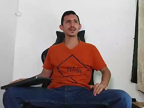 Snapshot of HomeAloneK chatting on 12/21/25, 07:37 HomeAloneK online show from 12/21/25, 07:37