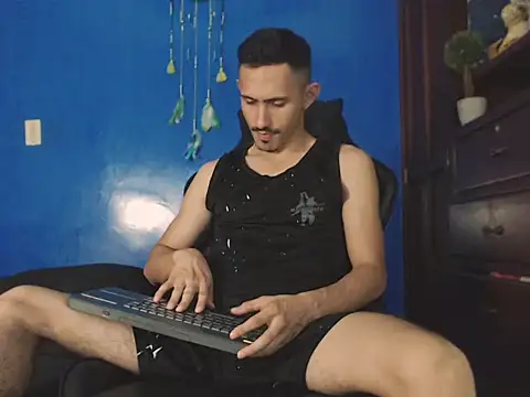 Snapshot of HomeAloneK chatting on 11/02/25, 07:52 HomeAloneK online show from 11/02/25, 07:52