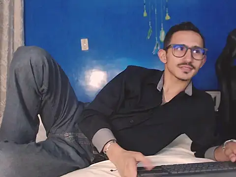 Snapshot of HomeAloneK chatting on 10/26/25, 08:09 HomeAloneK online show from 10/26/25, 08:09