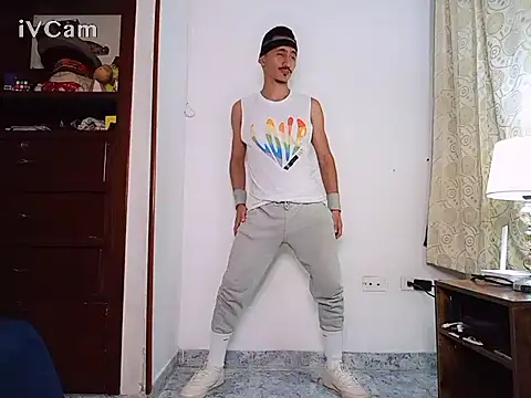 Snapshot of HomeAloneK chatting on 11/30/25, 07:47 HomeAloneK online show from 11/30/25, 07:47