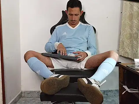 Snapshot of HomeAloneK chatting on 12/15/25, 07:31 HomeAloneK online show from 12/15/25, 07:31