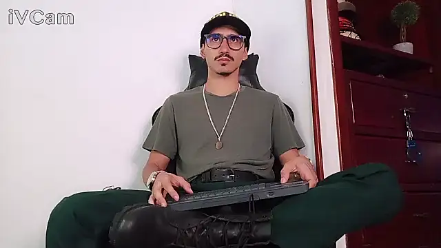 Snapshot of HomeAloneK chatting on 11/23/25, 07:24 HomeAloneK online show from 11/23/25, 07:24