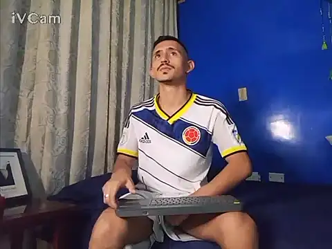 Snapshot of HomeAloneK chatting on 11/24/25, 08:31 HomeAloneK online show from 11/24/25, 08:31