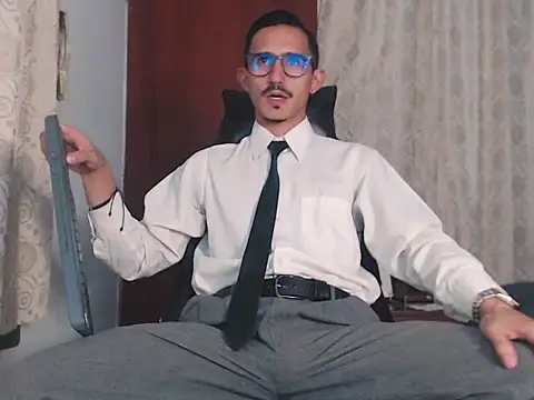 Snapshot of HomeAloneK chatting on 10/21/25, 07:57 HomeAloneK online show from 10/21/25, 07:57