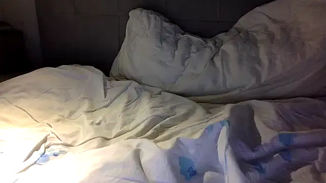 Snapshot of enty-y chatting on 03/15/25, 05:15 enty-y online show from 03/15/25, 05:15