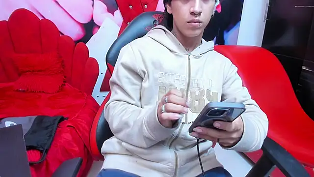 Snapshot of alex_477 chatting on 12/14/25, 12:00 alex 477 online show from 12/14/25, 12:00