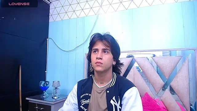 Snapshot of alex_477 chatting on 03/08/25, 11:27 alex 477 online show from 03/08/25, 11:27