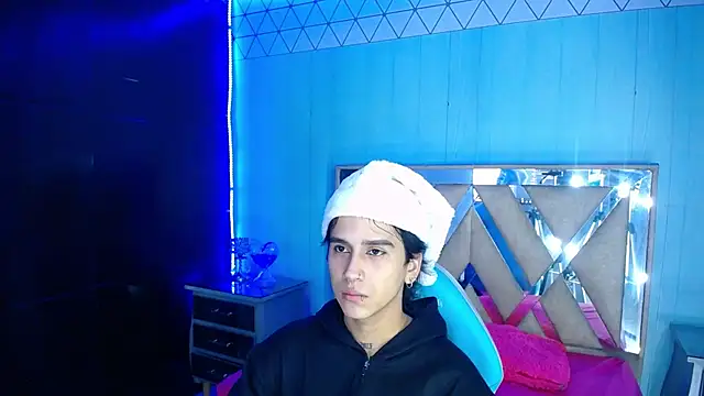 Snapshot of alex_477 chatting on 12/18/25, 11:25 alex 477 online show from 12/18/25, 11:25