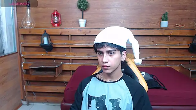 Snapshot of alex_477 chatting on 12/17/25, 11:26 alex 477 online show from 12/17/25, 11:26