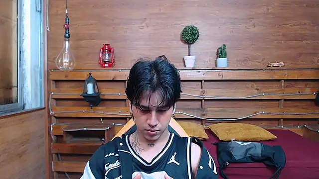 Snapshot of alex_477 chatting on 11/26/25, 11:43 alex 477 online show from 11/26/25, 11:43