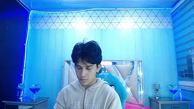 Snapshot of alex_477 chatting on 10/31/25, 11:29 alex 477 online show from 10/31/25, 11:29