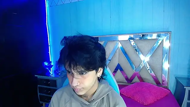 Snapshot of alex_477 chatting on 11/24/25, 11:32 alex 477 online show from 11/24/25, 11:32