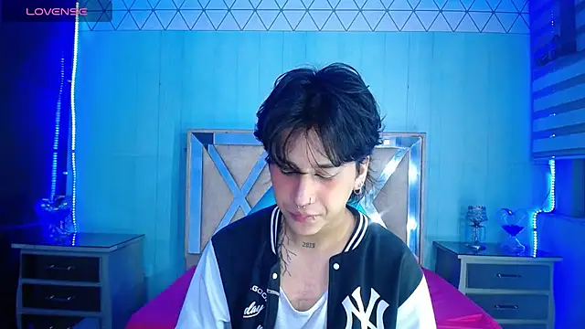 Snapshot of alex_477 chatting on 11/27/25, 11:43 alex 477 online show from 11/27/25, 11:43