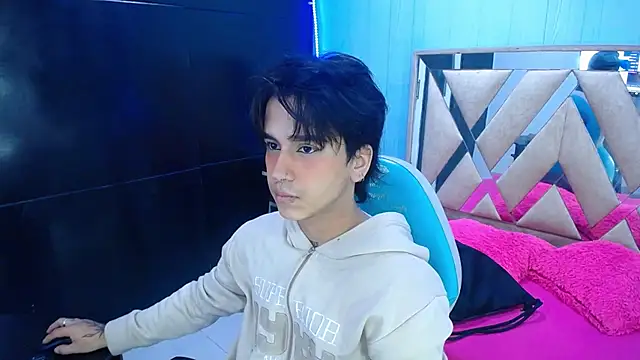 Snapshot of alex_477 chatting on 11/13/25, 11:36 alex 477 online show from 11/13/25, 11:36