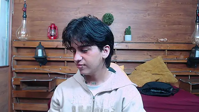 Snapshot of alex_477 chatting on 11/19/25, 11:43 alex 477 online show from 11/19/25, 11:43