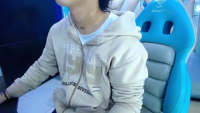 Snapshot of alex_477 chatting on 11/17/25, 11:36 alex 477 online show from 11/17/25, 11:36