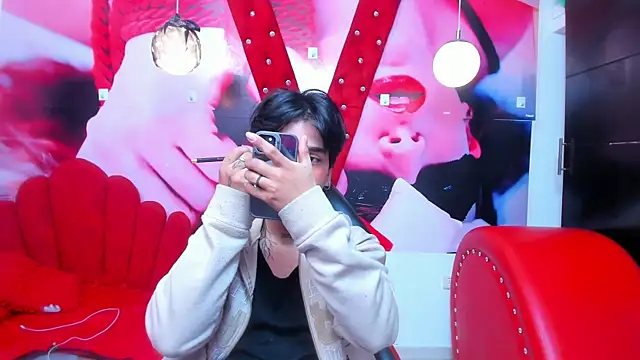 Snapshot of alex_477 chatting on 11/15/25, 11:47 alex 477 online show from 11/15/25, 11:47