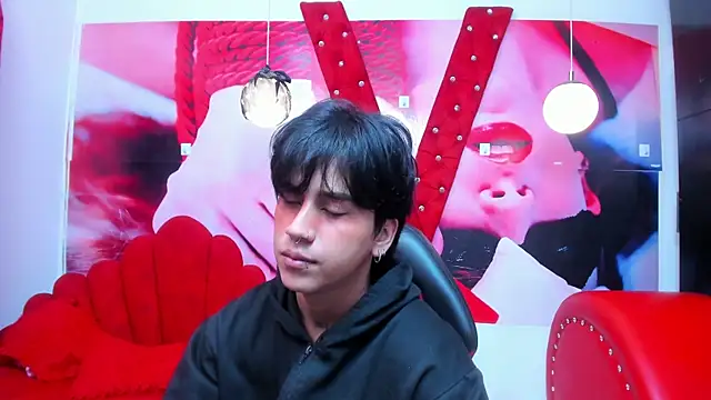 Snapshot of alex_477 chatting on 11/21/25, 11:31 alex 477 online show from 11/21/25, 11:31