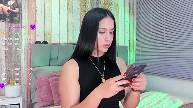 Snapshot of Gigi-bom chatting on 03/10/25, 01:23 Gigi-bom online show from 03/10/25, 01:23