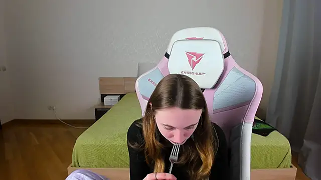 Cowell Adelina online show from 11/29/25, 09:31