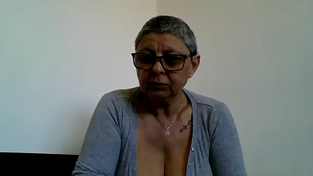 roseblak42 online show from 04/19/26, 04:08