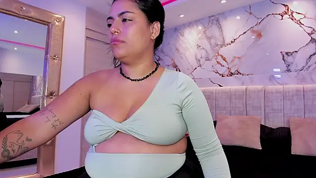 Snapshot of kiana_cream chatting on 11/08/25, 11:25 kiana cream online show from 11/08/25, 11:25