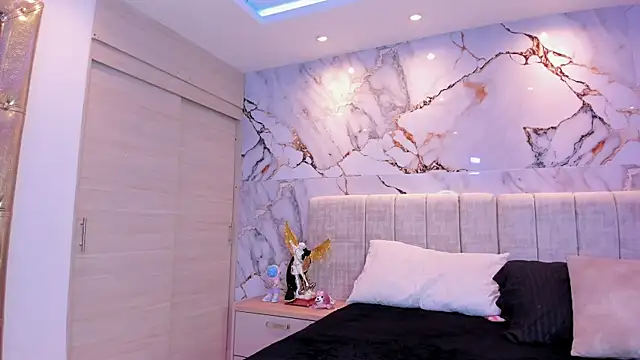 Snapshot of kiana_cream chatting on 10/29/25, 12:15 kiana cream online show from 10/29/25, 12:15